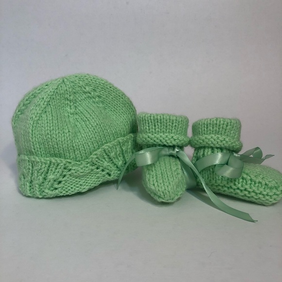 Other - Handmade green baby booties and hat 👶